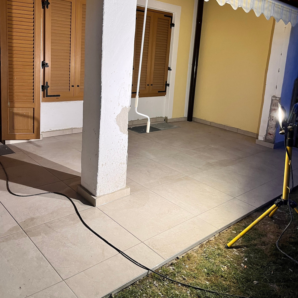 Terrassenplatten Devon tan Tau Ceramica 61X61X2 cm Zement-Optik