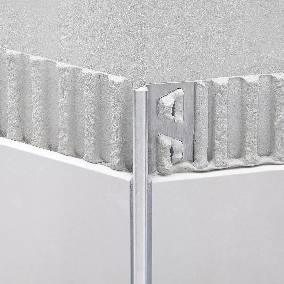 Schlüter-DECO-DE Profile - Abschlussprofil im 135°-Winkel an Fliesenbelägen