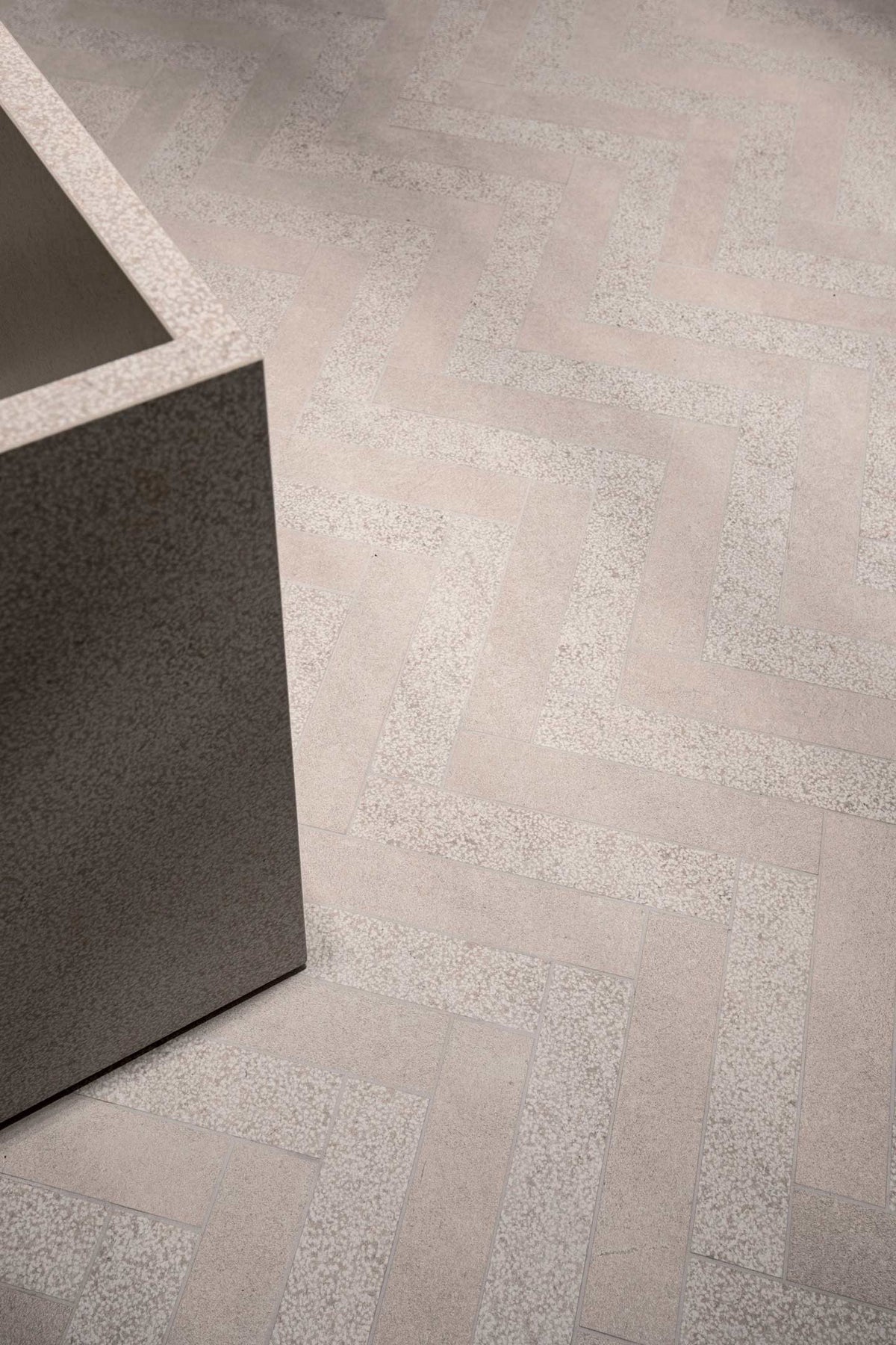 Florim Sensi Grey Fossil Dust - fein sandige Textur